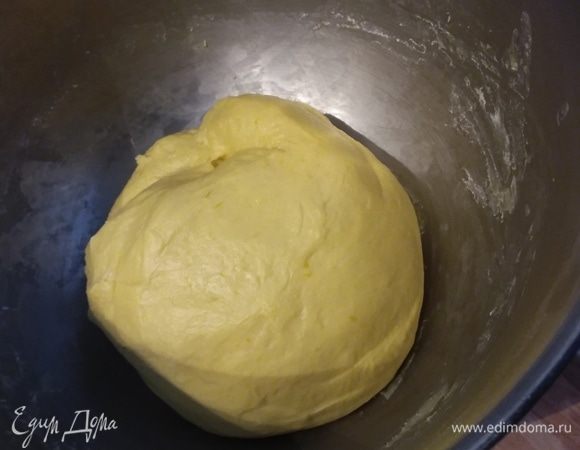 Замесить гладкое, мягкое тесто, не липнущее к рукам. Первые 5 минут месить на маленьких оборотах, затем увеличить скорость и вымешивать еще минут 8–10. Муки может уйти чуть меньше, но вряд ли больше. Миску затянуть пленкой и поставить на расстойку в теплое место на 1 час. 