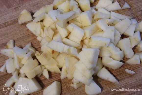 Яблоки очистить и нарезать мелкими кусочками. Коричневый сахар смешать с молотой корицей.