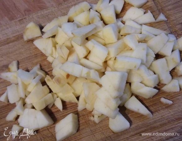 Яблоки очистить и нарезать мелкими кусочками. Коричневый сахар смешать с молотой корицей. 