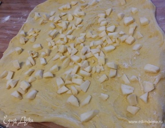 Тесто растянуть в прямоугольник. Мне даже не понадобилась скалка, тесто очень послушное и эластичное. Выложить яблоки. 