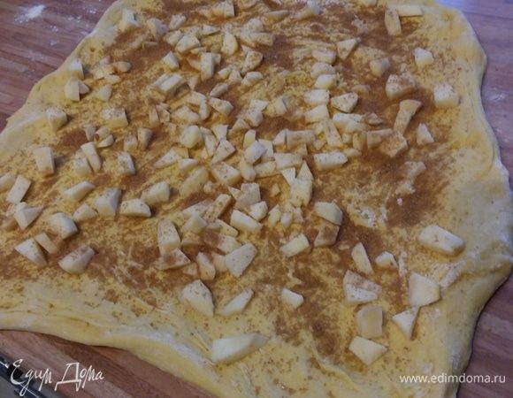 Посыпать смесью сахара и корицы. 