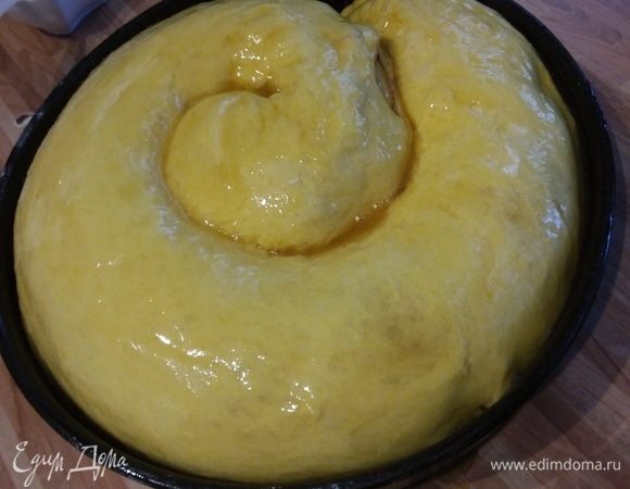 Смешать жидкий мед с растопленным маслом. Щедро смазать бриошь половиной этой смеси. Выпекать около 30 минут на нижнем ярусе духовки. 