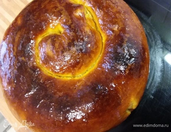 Готовность проверить на сухую палочку, сделайте несколько проколов в разных местах, чтобы убедиться, что выпечка готова. Еще горячую бриошь смазать оставшейся половиной медовой смеси. Сначала верх.