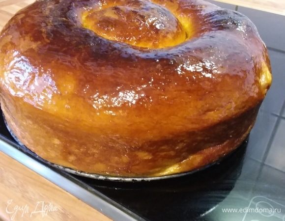 Затем аккуратно снять съемную часть формы и смазать бока выпечки. Охладить. 