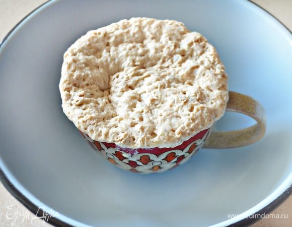 В 0,5 ст. теплого молока растворить дрожжи, добавить 1 ч. л. сахара и 3 ст. л. муки, тщательно перемешать и поставить в теплое место на 20 мин.  