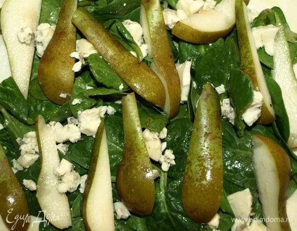 Выкладываем на шпинат сыр и грушу (нарезать на дольки), очищенную от семян. 