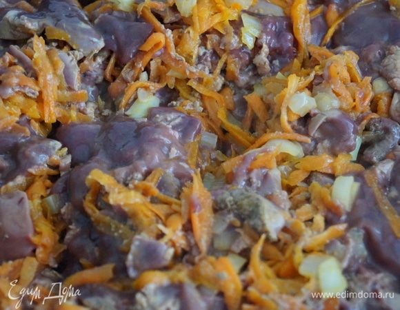 Приготовление начинки: куриную печень режем на мелкие кусочки и обжариваем с морковью, луком, перцем и солью около 7–10 минут. 
