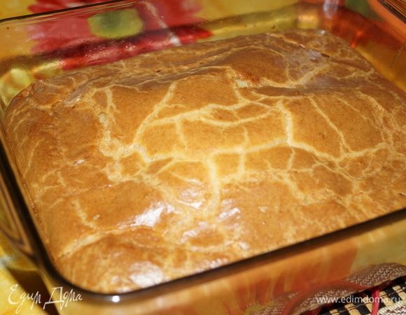 К этому тесту можно использовать разные начинки — рыбную, грибную, мясную — какую вы больше любите. Я делаю еще с творожной начинкой (творог, сахар, изюм, яйцо) без картофеля.
Очень вкусно есть пирог теплым, остывать он у нас не успевал.