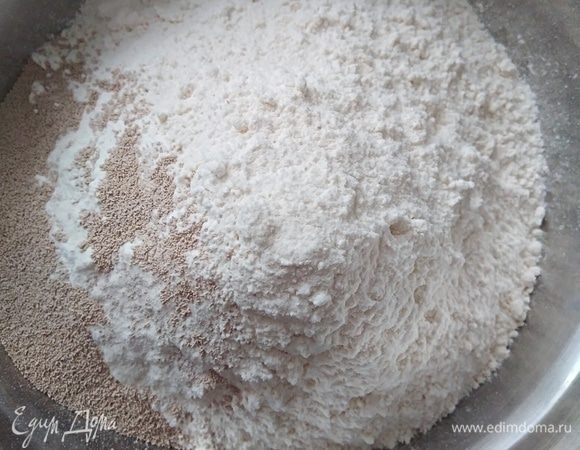 Соль растворить в теплой воде (подогреть немного). Муку и дрожжи просеять. Я беру дрожжи, которые нужно смешивать с мукой.