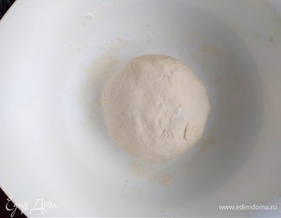 Замесить плотное и нелипкое тесто. Месить не менее 10 минут. Миску посыпать мукой и поместить в нее тесто. Оставить в теплом месте без сквозняков на 1 час.