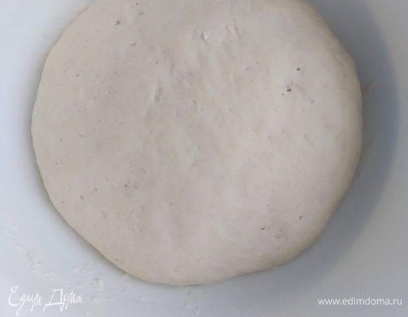 Вот так выросло тесто. Его нужно обмять. Разделить на 3 части.