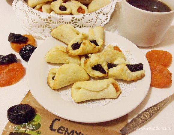 Приготовьте к этому печенью ароматный черный чай с сухофруктами. Просто добавьте в заварочный чайник по 4 шт. кураги и чернослива на литр кипятка. Дайте настояться под полотенцем около получаса. И будет вам счастье!