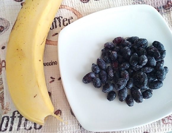 Приготовить ягоды и банан. Банан очистить и нарезать произвольно, ягоды достать из морозилки. У меня сегодня жимолость. Еще люблю с вишней. А вообще можно с любой ягодкой делать. 