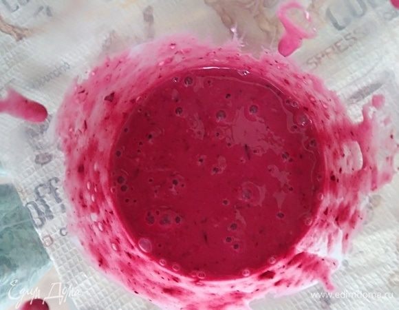 Взбить все вместе: йогурт с хлопьями, ягоды, банан. Добавить корицу по вкусу. 