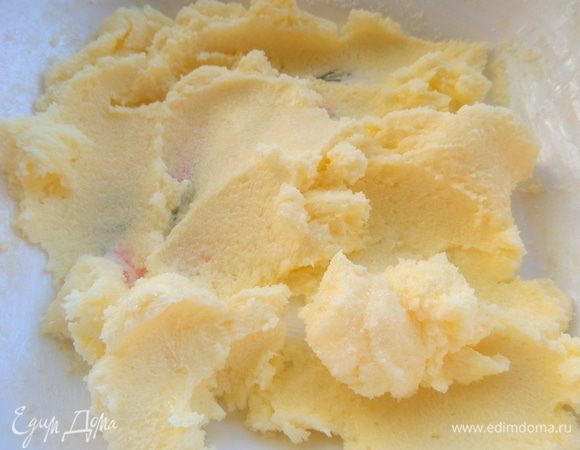 Растереть с сахаром.