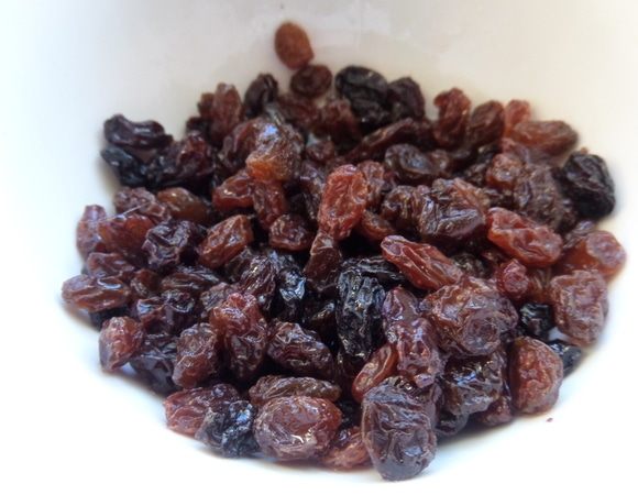 Изюм промыть, отжать и заранее замочить в лимончелло или другом ликере.