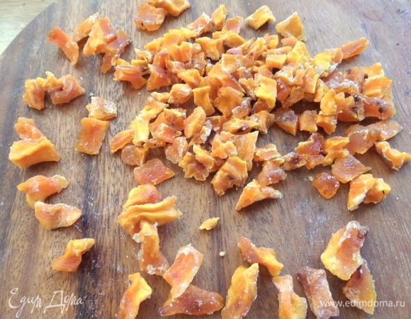 Тыквенные цукаты нарезать, если крупные.
