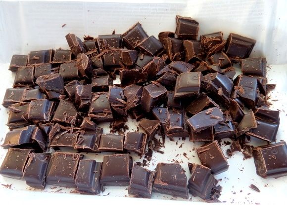 Шоколад 70% порубить крупно.
