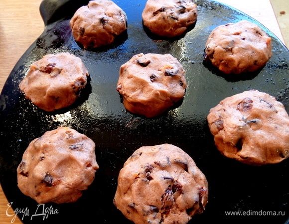 Из теста слепить полусферы быстро, чтобы не сильно таяло в руках масло.