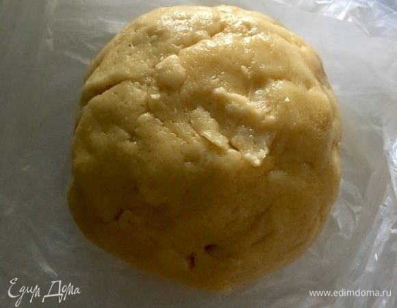 Замесить гладкое песочное тесто. Очень нежное на ощупь. Превратить тесто в шар и, завернув в пищевую пленку, отправить в холодильник минимум на час.
