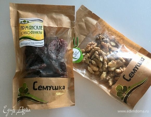 Сперва возьмем фруктово-ореховую составляющую творожника. Красная слива и грецкий орех от ТМ «Семушка». Помните десерт, любимый с советских времен, — фаршированный грецким орехом чернослив? Я до сих пор 31 декабря его готовлю! Вот идея зафаршировать сливы растет отсюда.