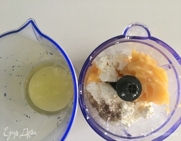 К творогу добавить 3 столовые ложки меда. У меня мед густой. Сахар добавлять не будем вообще. Отделить желтки от белков двух целых яиц. Желтки отправляются к творогу. Белки — в отдельную емкость. Творог взбиваем до однородного состояния.