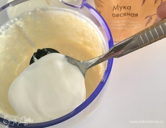 Получив гладкую творожную массу, добавляем столовую ложку с горкой сметаны. Перемешиваем. Затем по столовой ложке сыра маскарпоне. Каждый раз пробиваем массу до гладкости.