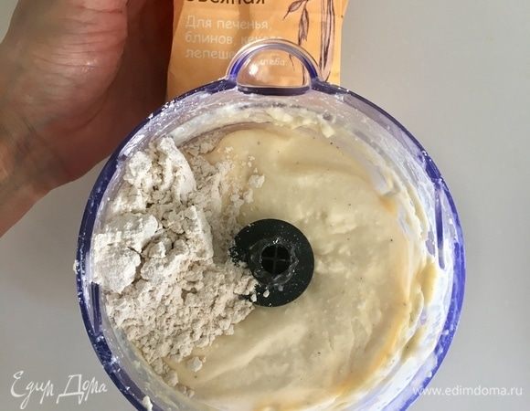 Теперь самое время ввести ложку овсяной муки и тщательно ее вмешать.