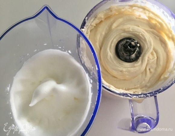 Белки взбить со щепоткой соли и несколькими каплями лимонного сока в пышную пену.