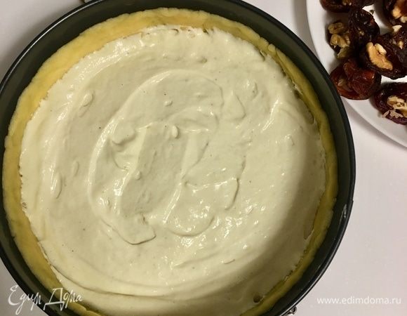 Достаем из морозилки песочный корж. Выкладываем на него 1/3 творожного суфле.