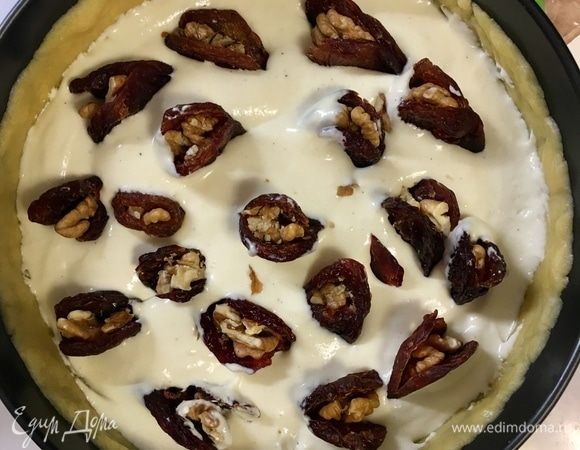 Сливы утопить в творожном суфле.