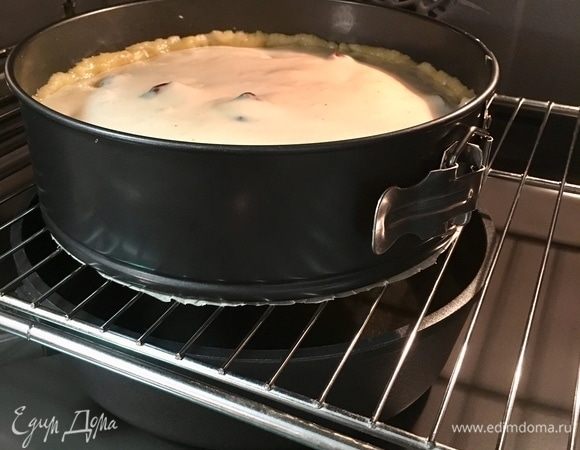 Поставить выпекать творожник в заранее разогретую духовку до 170°С примерно на час. Выпекать творожник на водяной бане. Таким образом его текстура станет еще более кремовой и нежной.