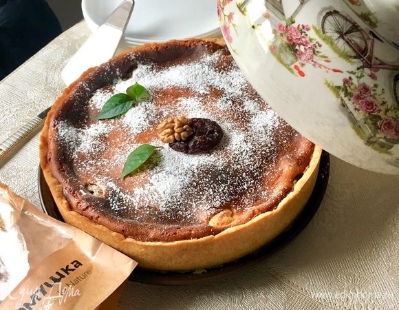 По истечении времени выключить духовку и остудить творожник на решетке. Перед подачей поставить на час минимум в холодильник. Посыпать сахарной пудрой и скорее давайте попробуем, что же за творожная нежность у нас получилась! Это бесконечно вкусно! Нежно, ароматно, тает во рту... Невероятный квартет творога, меда, сливы и грецкого ореха.