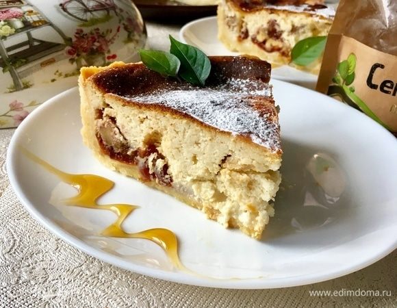 Вот кусочек и для всех вас. Посмотрите — текстура очень нежная. Вкус умопомрачительный, не побоюсь этого слова! А струйка жидкого меда для сладкоежек.