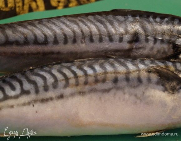 Рыбу разморозить не до конца, чтобы резать было хорошо. Ополоснуть. Отрезать голову, убрать внутренности и черную пленку.