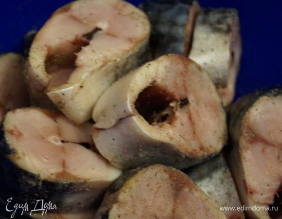 Нарезать на кусочки, посолить, поперчить, перемешать.