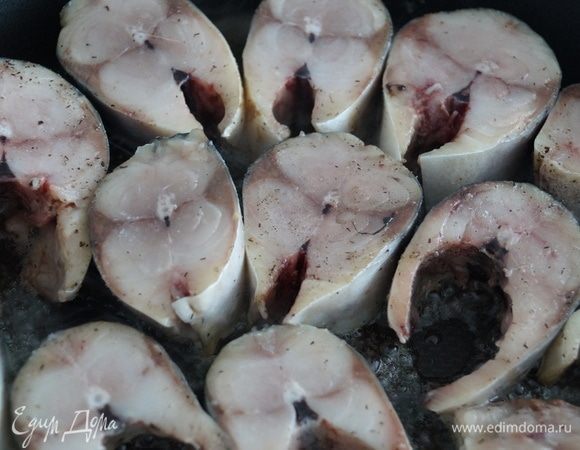 Разогреть с маслом подходящую по размеру сковороду и выложить туда все кусочки.