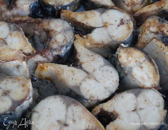 Обжарить кусочки скумбрии до румяной корочки, перевернуть лопаткой, накрыть крышкой и на медленном огне тушить минут 10.