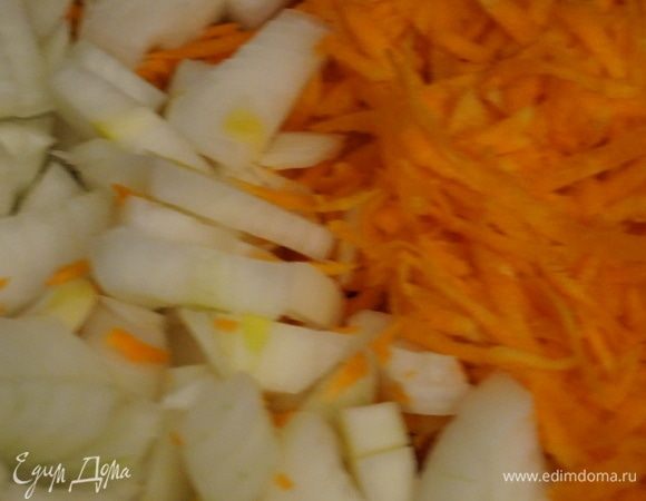 В то время как готовится рыба, чистим и нарезаем овощи.