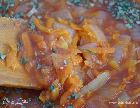 Обжариваем овощи на масле до размягчения, добавляем томатную пасту, сахар, соль по вкусу и специи для рыбы. Заливаем кипятком, чтобы вода была вровень с овощами. Перемешайте и попробуйте, доведите маринад до вашего вкуса, добавьте, если надо, сахар, соль, специи любимые.