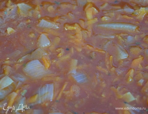 Тушим маринад до готовности минут 10–15 на среднем огне. Готовность: овощи мягкие, соус яркий, однородной консистенции.