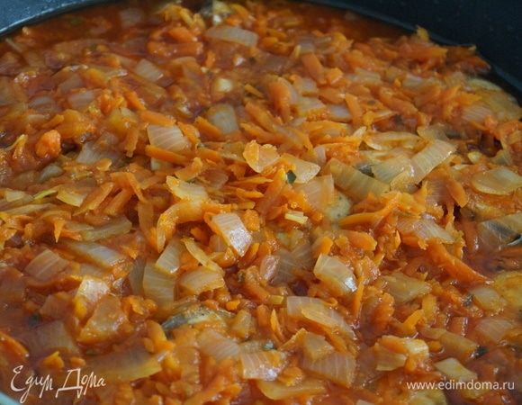 Выкладываем маринад на рыбу, разравниваем лопаткой.