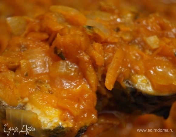 Скумбрия готова. Я люблю ее холодной, как консервы с Родины.
А вы когда-нибудь пробовали скумбрию, консервированную в томате, из Калининградской области г. Светлый? Практически один в один получилась, только у меня не такой красный соус, а на вкус очень похожа.