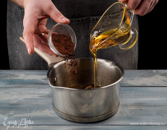 Растопите сливочное масло в кастрюле, добавьте пряности, сахар, какао и мед.