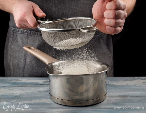 Просейте муку и разрыхлитель в получившуюся смесь и подождите, пока верх смеси покроется мелкими пузырьками.