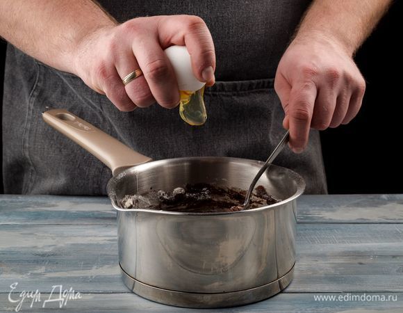 Немного остудите, добавьте яйцо и замесите тесто, чтобы отлипало от рук. Упакуйте в целлофановый пакет и уберите в холодильник, пока слегка не затвердеет.