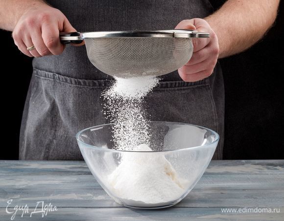 Постепенно добавьте просеянную сахарную пудру, чтобы не было комочков, и тщательно перемешайте крем-глазурь.