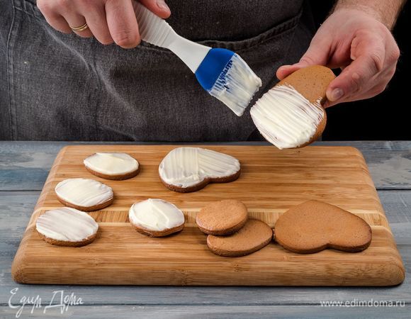 Покройте глазурью пряники и уберите в холодильник до полного застывания. 