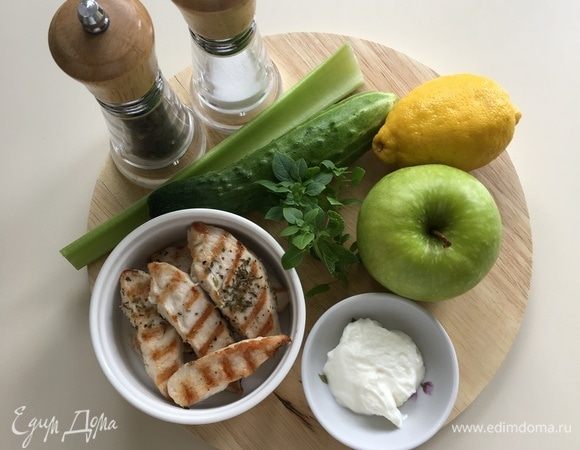 Филе индейки нарезать небольшими кусочками и обжарить на сковороде-гриль со специями (соль, черный перец, итальянские травы).