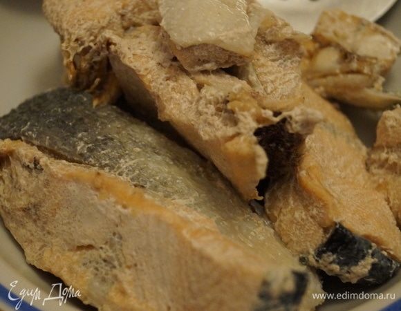 Рыбу залить водой, поставить мультиварку-скороварку на 30 минут.
Когда время варки закончится, отключить от питания, подождать, пока давление спадет, можно аккуратно открывать крышку.
Мясо сварилось, вытащить, остудить, обобрать от костей и шкурки, разделить на кусочки. Бульон процедить. Если не хватит бульона, долейте кипятком. Посолите.